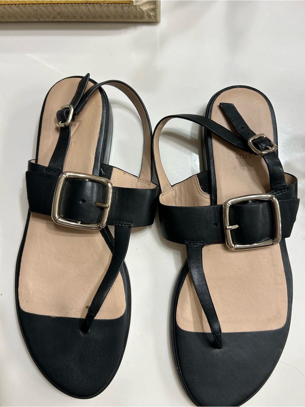 27 EDIT Black Leather Buckle Toe-Loop Sandals